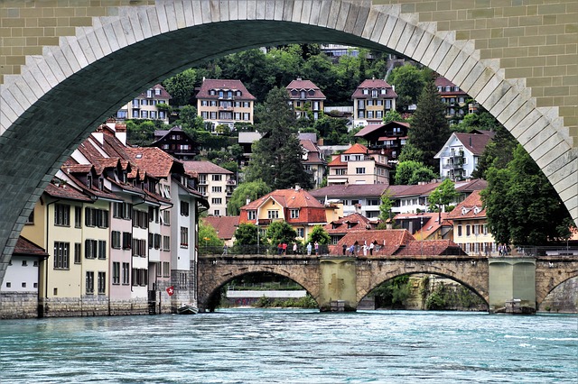 město nad řekou.jpg